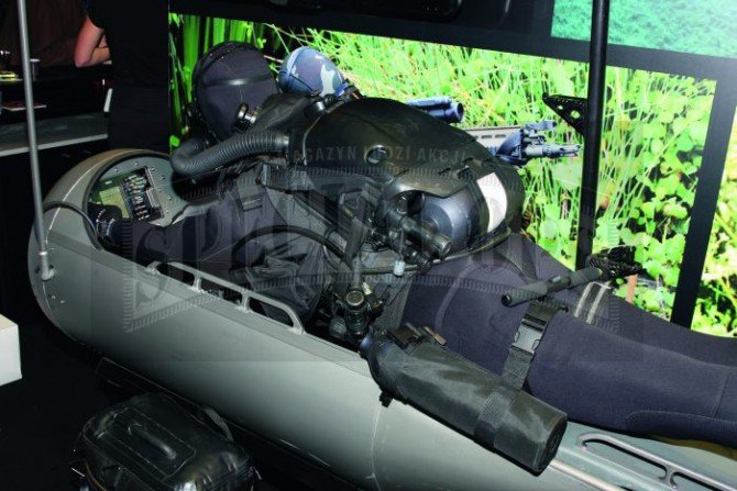 Pojazd podwodny DPD firmy Stidd i znajdujący się na nim manekin wyposażony w aparat oddechowy AMPHORA firmy Aqua Lung.