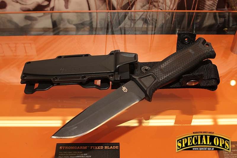 Gerber StrongArm to prosty i tani nóż ze stałą głownią, wyraźnie wywodzący się ze wcześniejszych modeli LMF II oraz Prodigy.