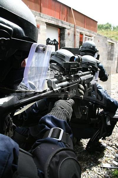 Podstawowa broń operatorów podczas szturmowych operacji kontrterrorystycznych to pm HK MP5F (na zdjęciu z celownikiem Meprolight M21).