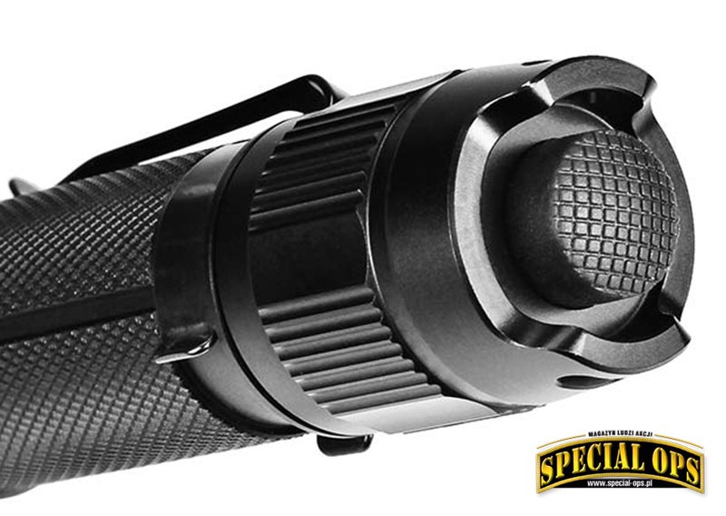 Tylny, główny włącznik taktyczny do aktywacji świecenia chwilowego lub ciągłego.