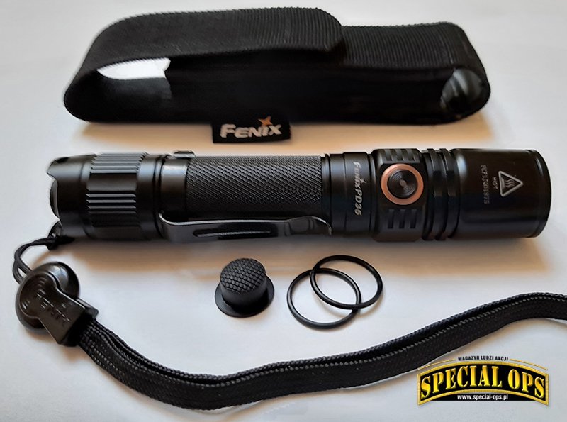 W komplecie: zamocowany klips, „smyczka”, prosty, nylonowy pokrowiec na pas, dwie zapasowe uszczelki o-ring i zapasowy gumowy kapturek głównego włącznika.