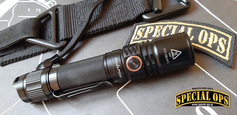 Boczny włącznik trybów świecenia PD35 V2.0 – po środku dioda sygnalizująca po włączeniu stan baterii.