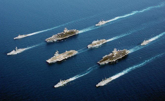 Okręty amerykańskie,francuskie,brytyjskie,włoskie i holenderskie podczas operacji Enduring Freedom, 2002 Fot. US Navy
