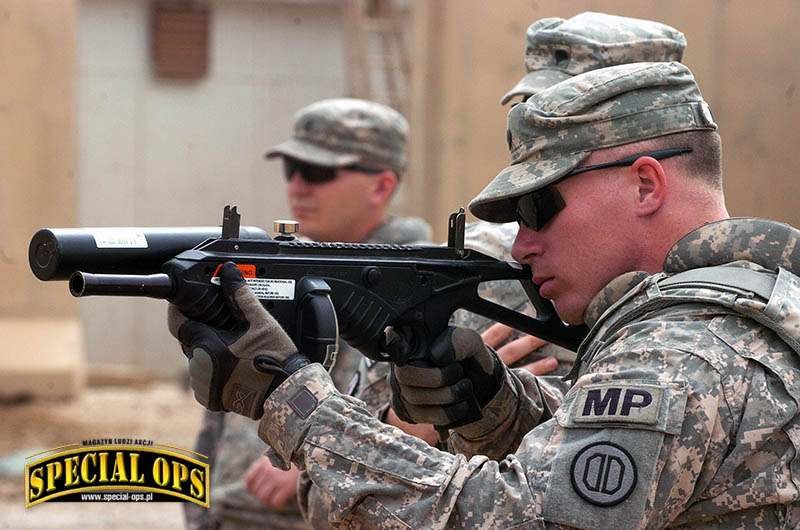 Żołnierz 49th Military Police Brigade US Army podczas kursu instruktorskiego, poświęconego posługiwaniu się ISNLS FN 303.