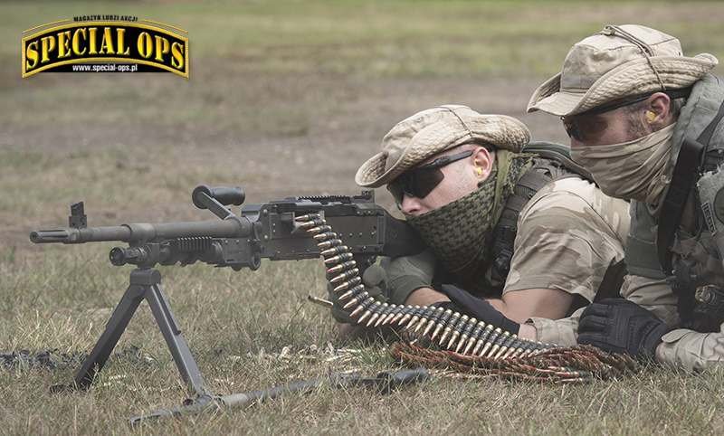 Obsługa ukm FN MAG w wersji erkaemowej składa sięz celowniczego i amunicyjnego.
