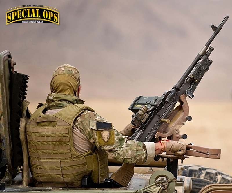 Żołnierz australijskich sił specjalnych podczas operacji w Afganistanie, w roli „gunnera” obsługującego pokładowy ukm FN MAG z celownikiem kolimatorowym Aimpont CompM2. Karabinowa łuska posłużyła za przedłużenie rączki przeładowania