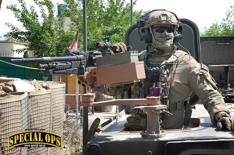 Operator australijskiej Special Operations Task Group (SASR/2 Cdo) w Afganistanie za ukm MAG58 GSMG (General Support Machine Gun) na przegubowym montażu z pojemnikiem na skrzynkę z taśmą amunicyjną.