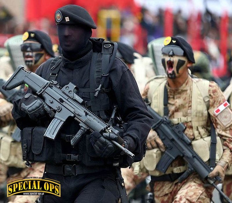 W SCAR-y uzbrojono chilijskich marines, a od 2012 r. stopniowo stają się podstawową bronią sił specjalnych Peru [2]