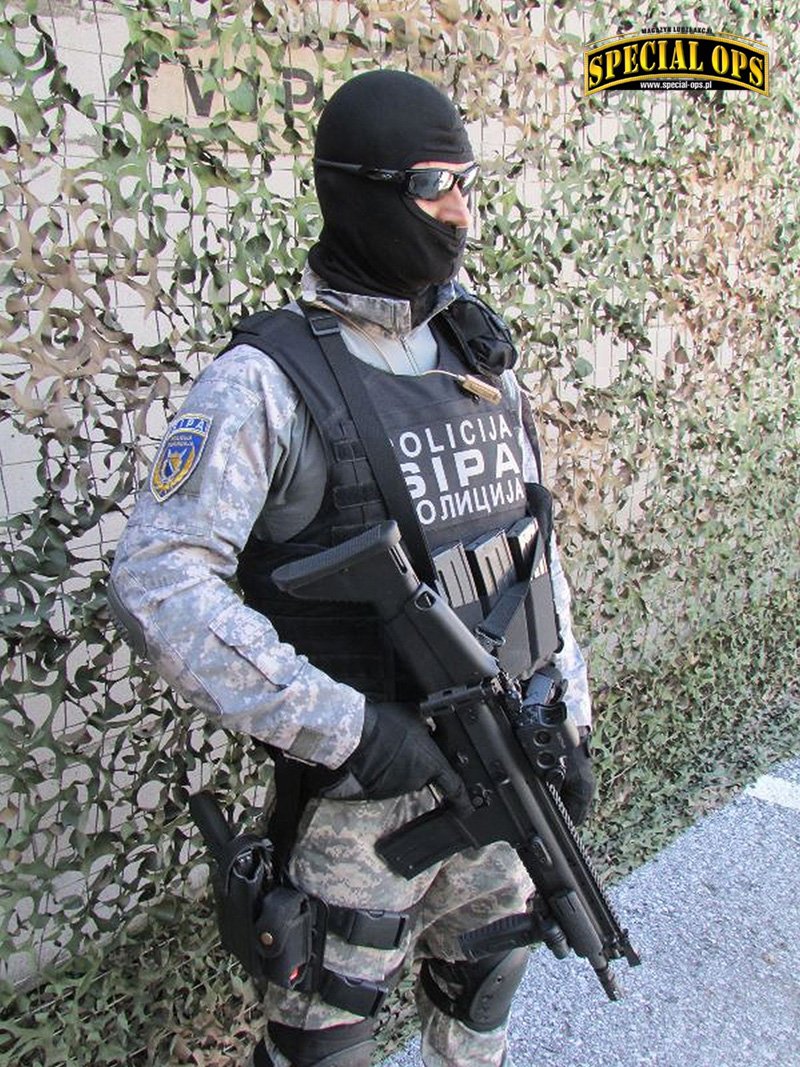 SCAR-L używane są przez „bośniacką FBI” SIPA oraz
jednostkę specjalną SPJ policji federalnej BiH.