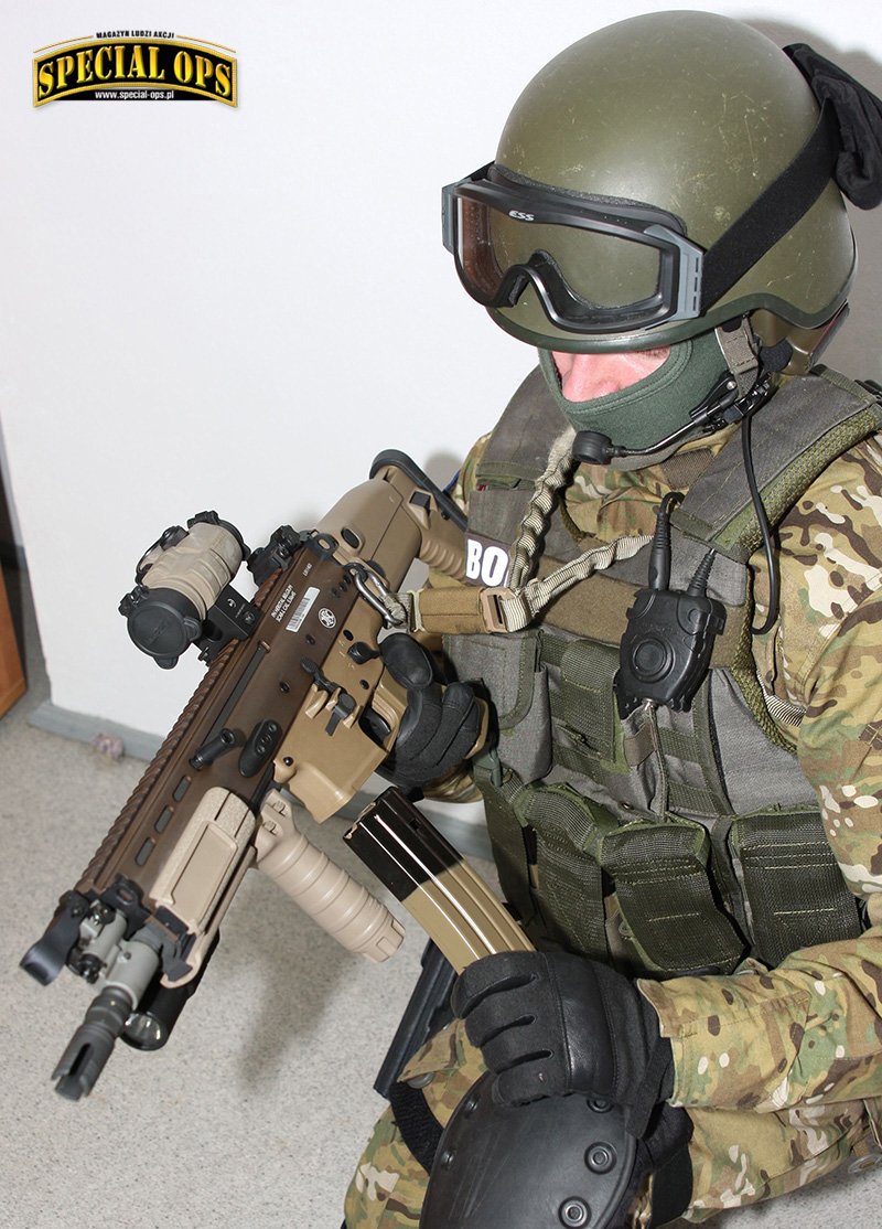 Wydział Zabezpieczenia Specjalnego polskiego BOR, który w grudniu 2009 r. przezbroił się w SCAR-L,
był pierwszym większym odbiorcą tej broni po USSOCOM.