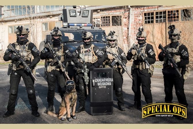 Z artykułu poznajemy kulisy prowadzenia szkoleń psów bojowych przez operatorów Wydziału Działań Specjalnych Oddziału Specjalnego Żandarmerii Wojskowej w Warszawie. Zdjęcie: Bartosz Misiewicz