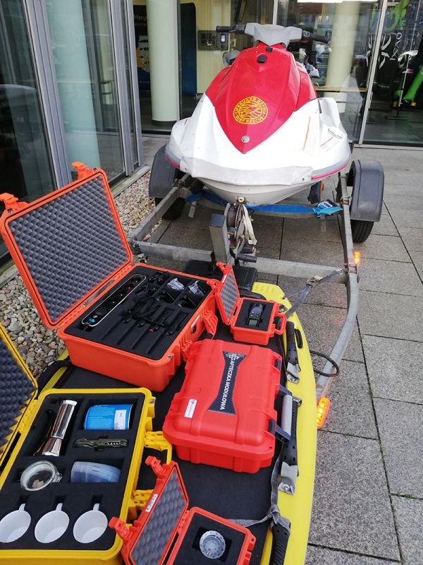 Prezentacja zestawu mobilnego sprzętu ratowniczego używanego w akcjach ratunkowych.