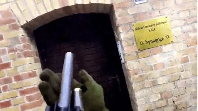 Balliet relacjonuje na żywo nieudane próby wejścia na teren synagogi. Zdjęcie: cbsnews.com, nst.com.my, zdf.de, bild.de, materiały ISIS