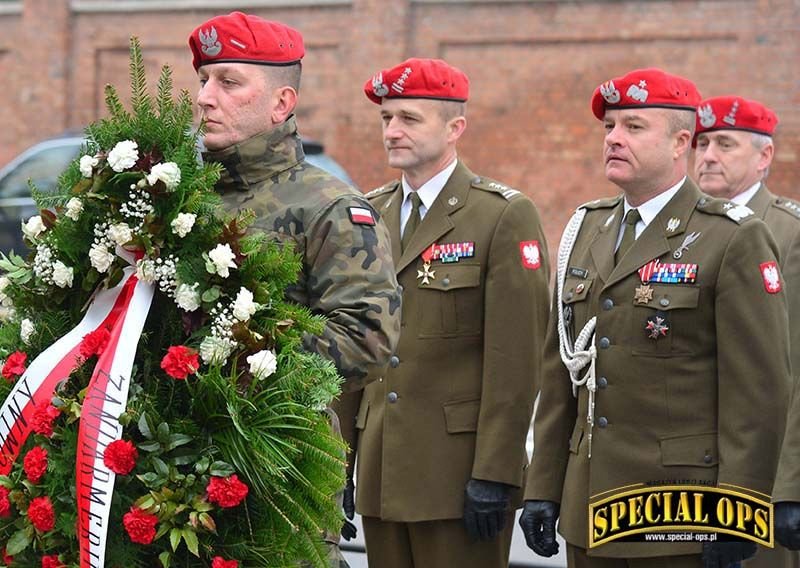 Żołnierz kompanii honorowej Żandarmerii Wojskowej składający w Warszawie wieniec w dniu 11.11.2019 r. z okazji Narodowego Święta Niepodległości.i