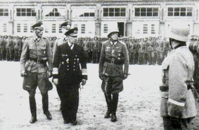 Canaris podczas wizyty u Brandenburczyk&oacute;w, po lewej Oberst Hippel, po prawej Major Kewisch. Fot. http://www.balsi.de/Weltkrieg/Einheiten/Sondereinheiten/Brandenburger/Baulehr-Kp.htm&nbsp;