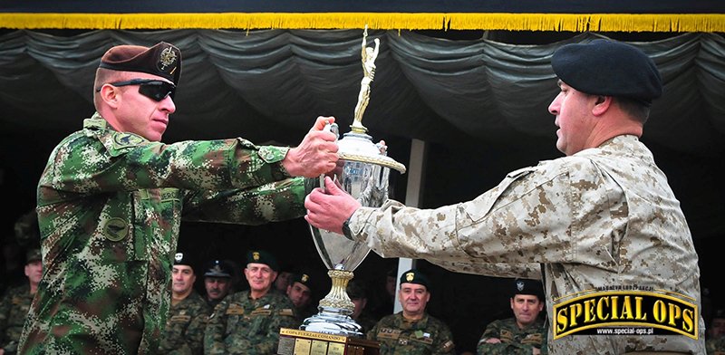 Przedstawiciel reprezentacji AFEAU z Kolumbii odbiera Puchar Fuerzas Comando Chile 2019; fot. DVIDS/US Army National Guard 113th Mobile Public Spc Agustin Montanez