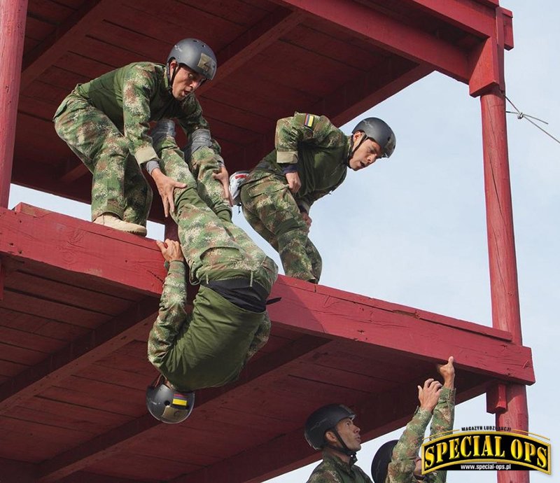 AFEAU na Pista de obstáculos; fot. DVIDS/US Army National Guard 113th Mobile Public Spc Agustin Montanez