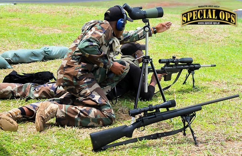 Snajperzy z Dominikany z karabinami powtarzalnymi Remington M700 BDL i Colt M2012 w osadzie Accurate Mag.