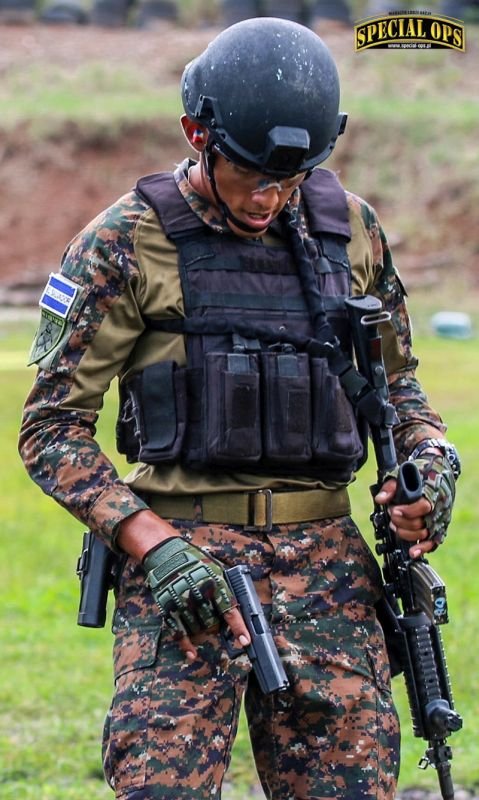 Komandos CEAT z Salwadoru po strzelaniu „Prueba de Estrés”.
