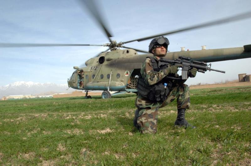 W odróżnieniu od konwencjonalnych oddziałów ANA, które od 2009 r. otrzymują mundury w kamuflażu Hyperstealth Spec4ce Afghan Forest, afgańscy komandosi i siły specjalne noszą głównie klasyczne  amerykańskie Woodland BDU.