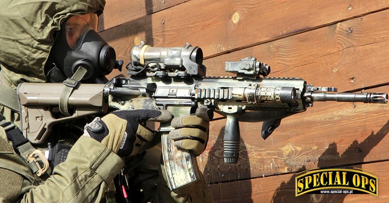 Komandos JWK z HK416 wyposażonym w kolbę Magpul ACS, celwnik Elcan 1.5-4x SpecterDR i wskaźnik laserowy DBAL-A2.