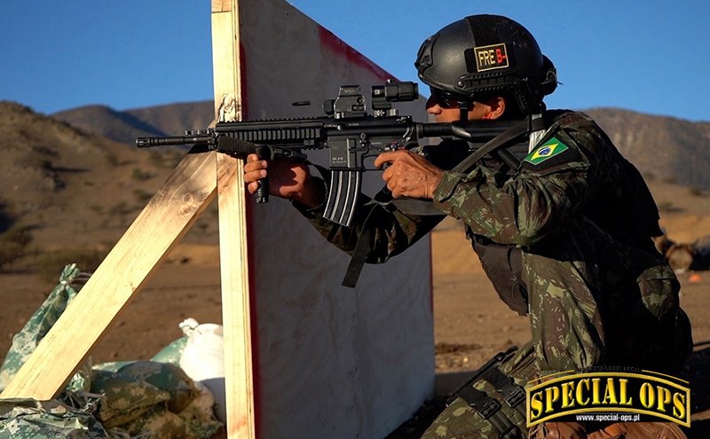 Żołnierz brazylijskiego 1. BAC (1º Batalhão de Ações de Comandos) z kbk HK416D145RS Podczas zawodów Fuerzas Comando 2019.