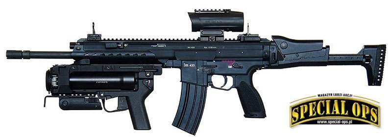 Kbk HK433 z 40 mm granatnikiem podlufowym HK, kolbą rozsuniętą na maksymalną długość i z podniesioną poduszką podpoliczkową, wyposażony w celownik optyczny ZO 4x30 firmy Carl Zeiss Optronics.