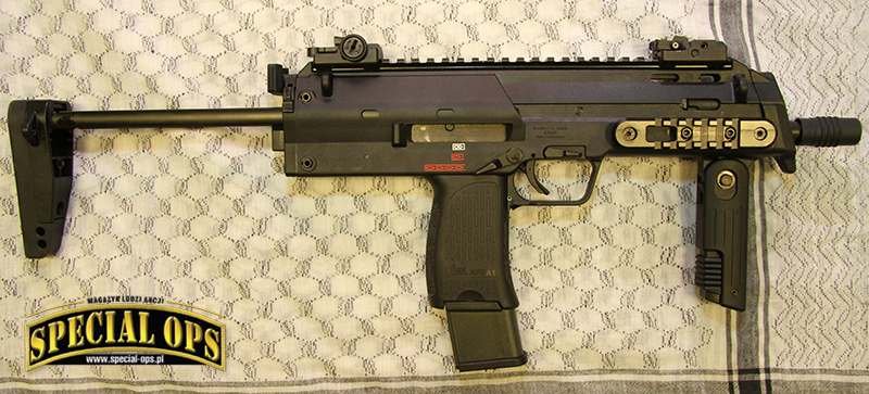 4,6 mm pistolet maszynowy HK MP7A1 z zapasowymi mechanicznymi przyrządami celowniczymi w stanie złożonym. Długość broni 415/638 mm, dł. lufy 180 mm, masa broni 1,90 kg (plus magazynek 0,10 g/0,15 g lub 0,20 kg), szybkostrzelność teoret. 950 strz./min.