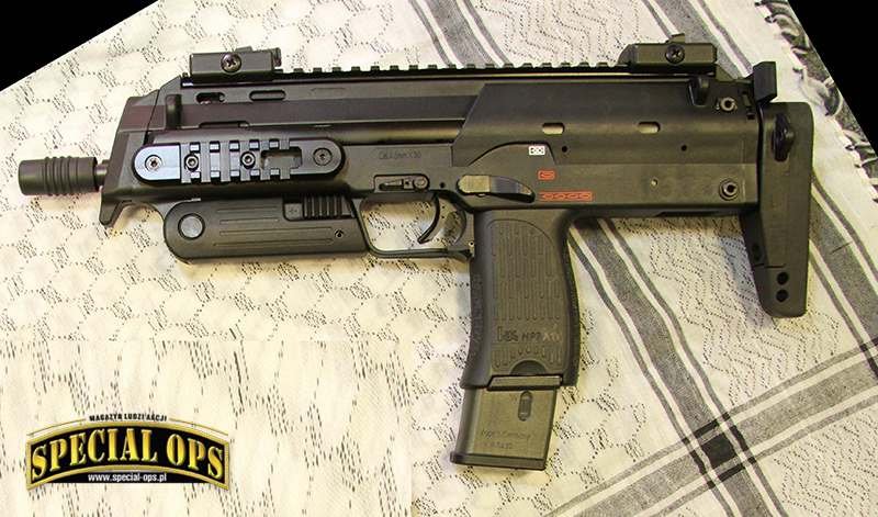 4,6 mm pistolet maszynowy HK MP7A1 z zapasowymi mechanicznymi przyrządami celowniczymi w stanie złożonym. Długość broni 415/638 mm, dł. lufy 180 mm, masa broni 1,90 kg (plus magazynek 0,10 g/0,15 g lub 0,20 kg), szybkostrzelność teoret. 950 strz./min.