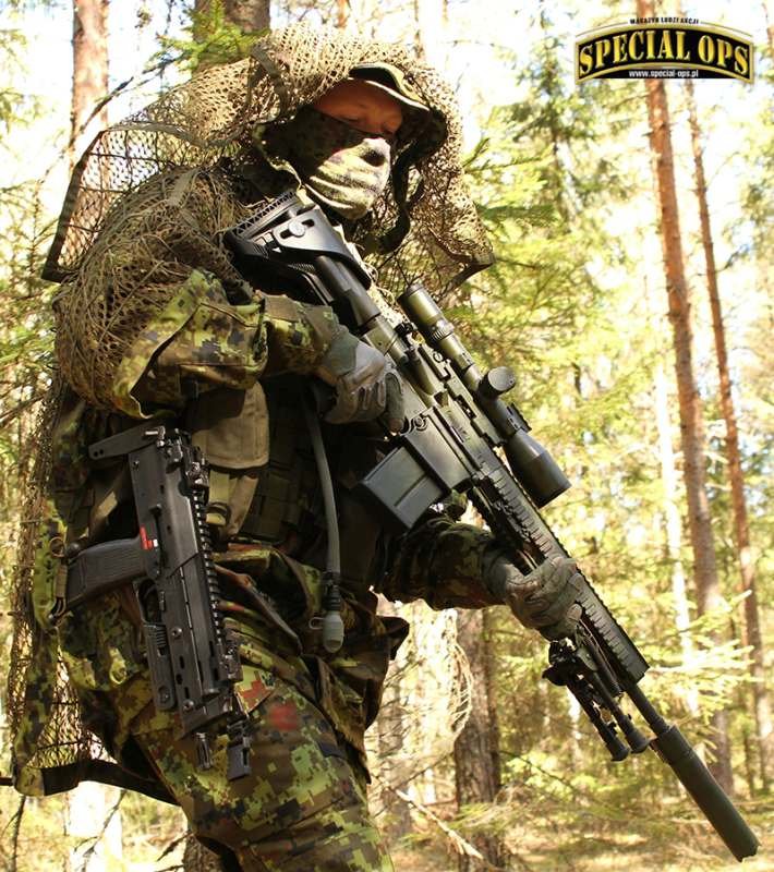 MP7 doskonale nadaje się na zapasową broń do obrony osobistej dla snajperów, zwłaszcza używających karabinów powtarzalnych. Na zdjęciu żołnierz estońskiej jednostki specjalnej EOG z samopowtarzalnym HK417.