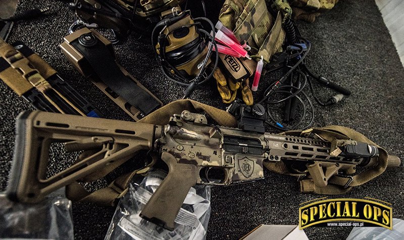 5,56 mm kbk Colt M4 Commando z łożem MI G3 M-LOK jednego z operatorów SRT z Detroit; fot. US ICE, Josh Denmark/DHS, DVIDS, Alameda County Sheriff’s Department