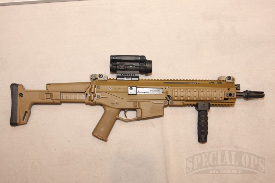 Bushmaster Firearms oferuje ACR w konfiguracji Basic (dolny) na rynek cywilny z lufą 16-calową i tłumikiem płomieni jak w M16A2 - dla służb policyjnych jako Patrol Carbine z lufą długości 14,5 cala z tłumikiem AAC Blackout FH, natomiast w konfiguracji En.