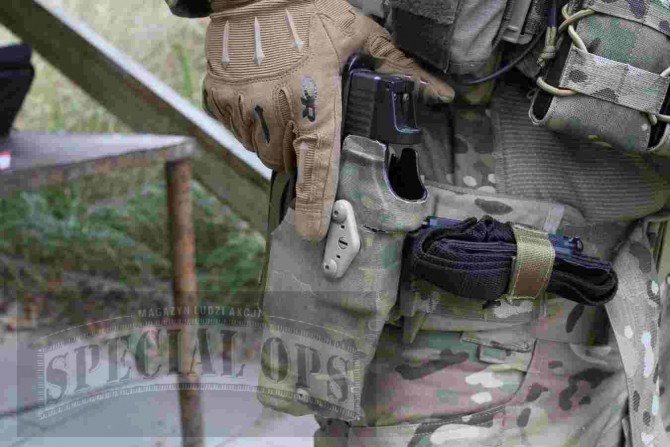 Pistolet Glock 17 z miniaturowym celownikiem kolimatorowym w trakcie reholsteringu. Fot. Andrzej Krugler, Bartosz Szkołucha