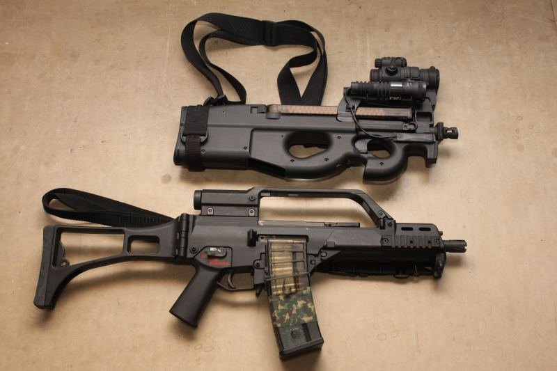5. Porównanie długości i zwartości konstrukcyjnej 5,7-mm pm FN P90 Tactical (wyposażonego w celownik kolimatorowy Aimpoint Comp M3 i oświetlenie taktyczne Predator firmy Laser Devices oraz pas taktyczny) z popularnym niemieckim 5,56-mm subkarabinkiem HK .