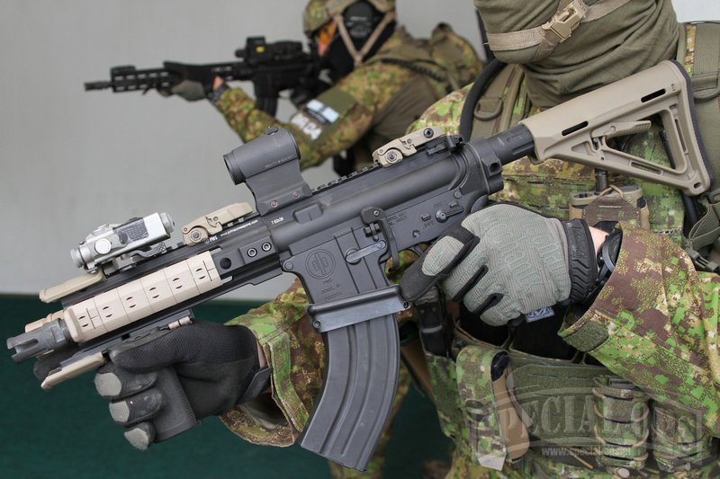 Wersja subkarabinkowa MK 017 Diablo jest bardzo poręczna - przy gabarytach (masa broni 2,33 kg, długość 622 mm, dł. lufy 197 mm) zbliżonych do pm HK MP5 oferuje znacznie większą siłę ognia.