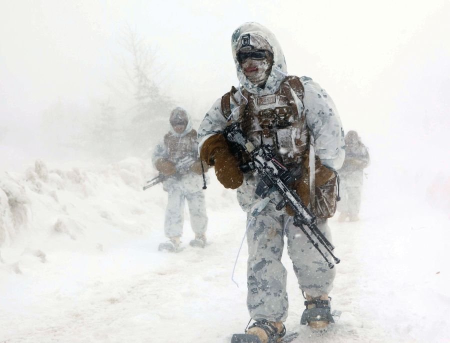 Zimowe pole walki oznacza zmagania nie tylko z przeciwnikiem, ale również z mrozem, zawiejami, śnieżycami i ograniczającą mobilność pokrywą śnieżną, a to wymaga od żołnierzy wyszkolenia i wyposażenia osobistego, którego istotnym elementem jest specjalne .