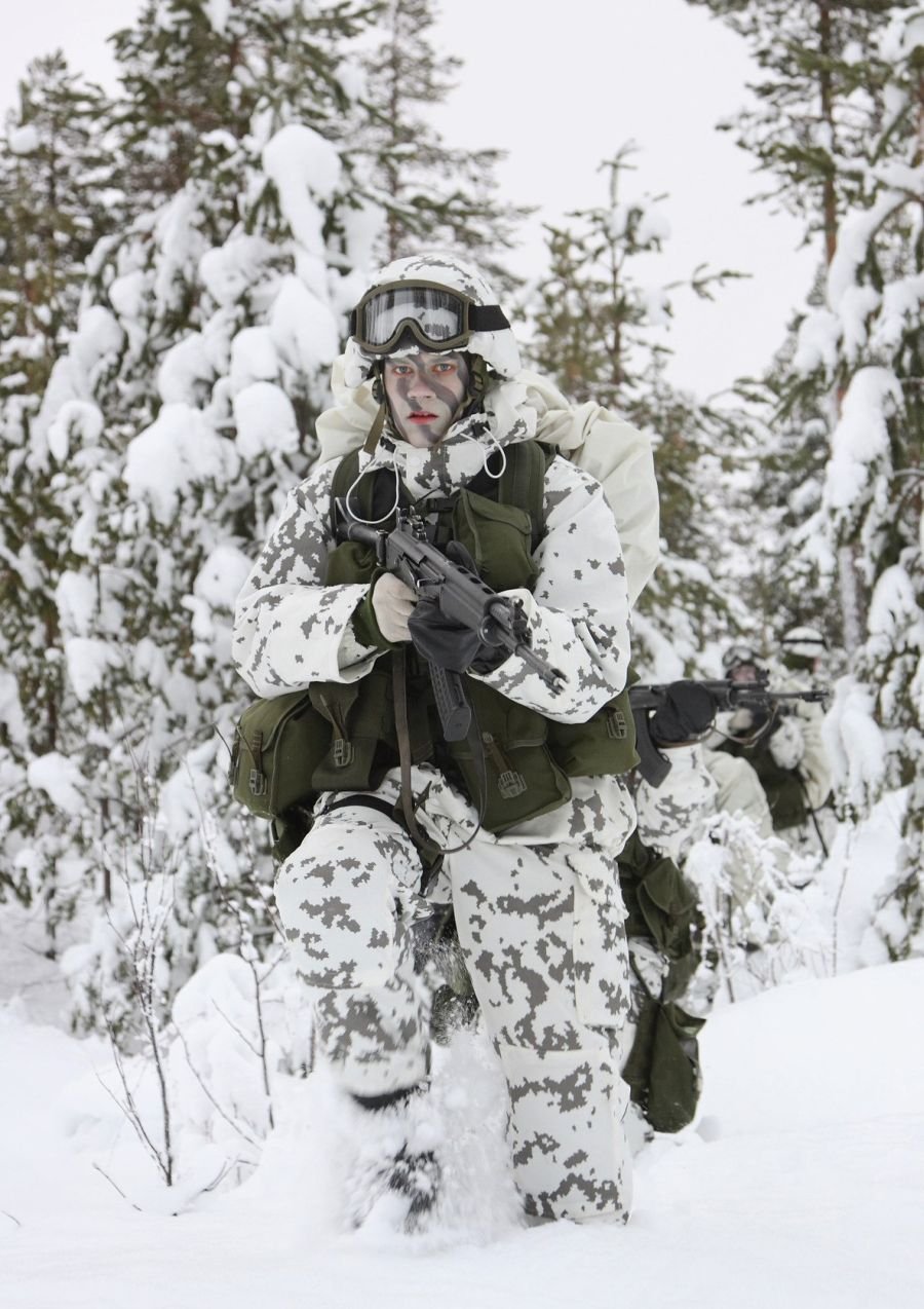 Żołnierz fiński w zimowej wersji kamuflażu M/05.
