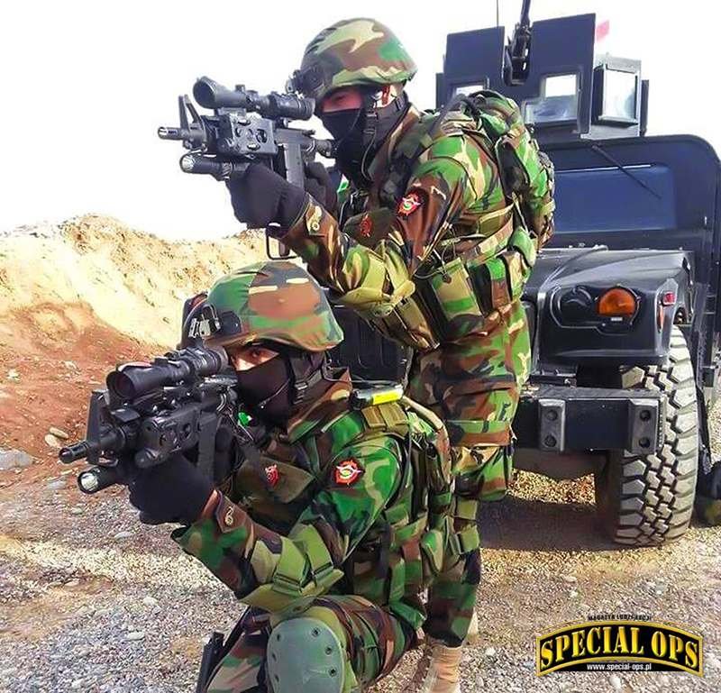 Komandosi jednostki Departamentu Kontrterrorystycznego (CTD) z czteromiejscowym ATV Polaris Ranger RZR, uzbrojeni w kbk M4, pm HK MP7 i granatnik AT4.