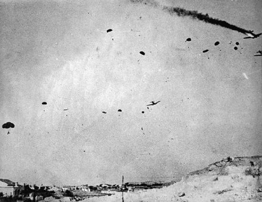 Niemieckie spadochrony nad Kretą. Fot. http://www.warrior.pl/forum/viewtopic.php?t=682