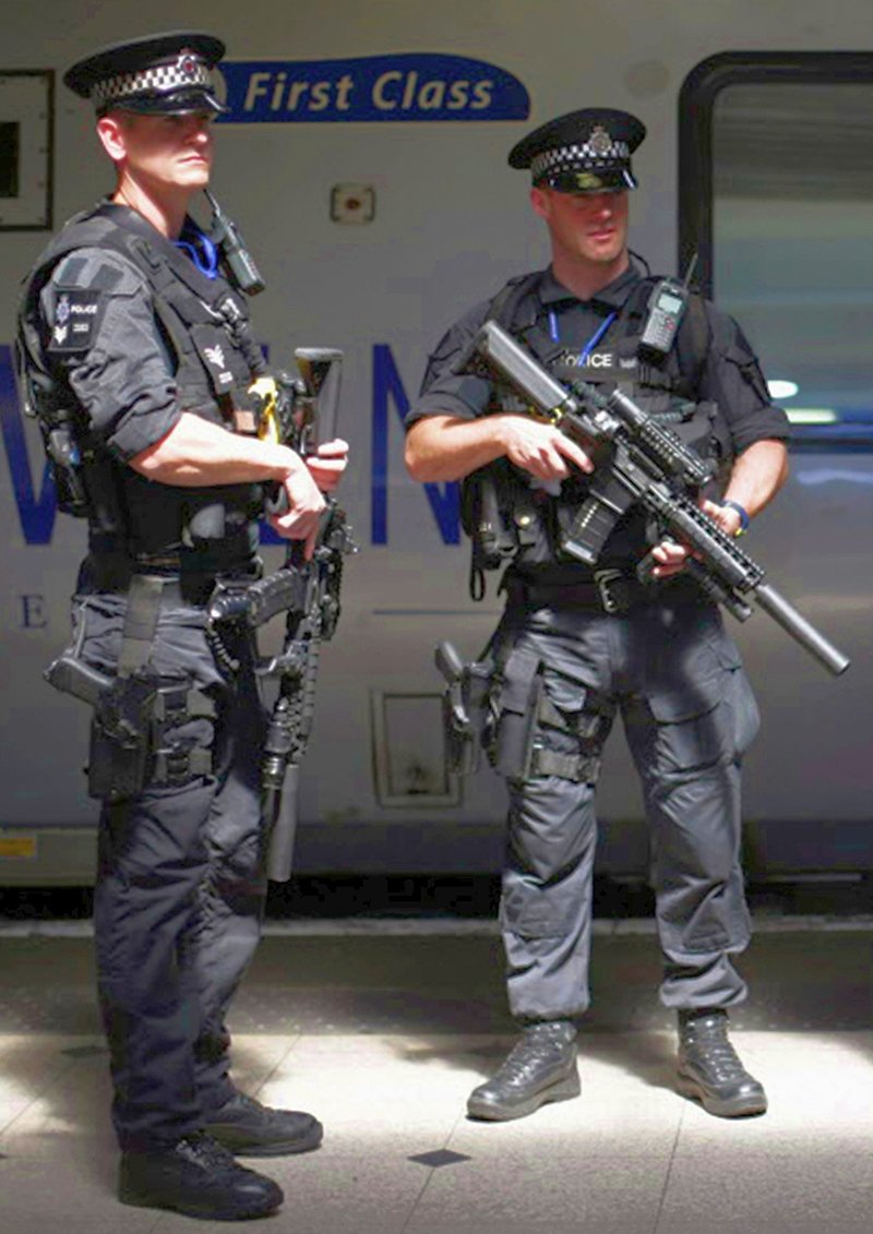 Patrol BTP (British Transport Police) z 5,56-mm kbk LMT MRP CQB z tłumikami dźwięku;