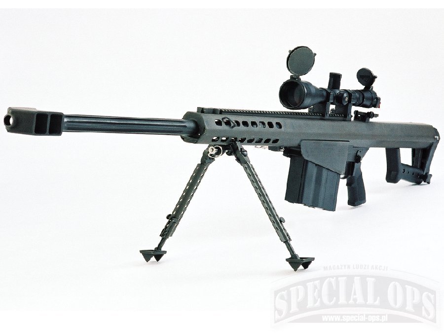 US Army Long Range Sniper Rifle, Caliber .50, M107 (LRSR) z celownikiem optycznym Leupold Vari-X 4.5-14x50 na długiej szynie montażowej pod celowniki optoelektroniczne i z muszką na składanej podstawie przed nią (w nowszych celownik mechaniczny osadzony .