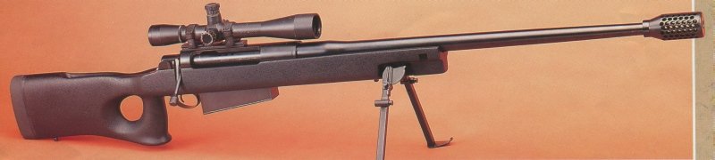 12,7-mm McMillan M87R z firmowym dwójnogiem i najstarszym typem urządzenia wylotowego, powyżej kolba składana zawiasowo, oferowana od 1993 r.