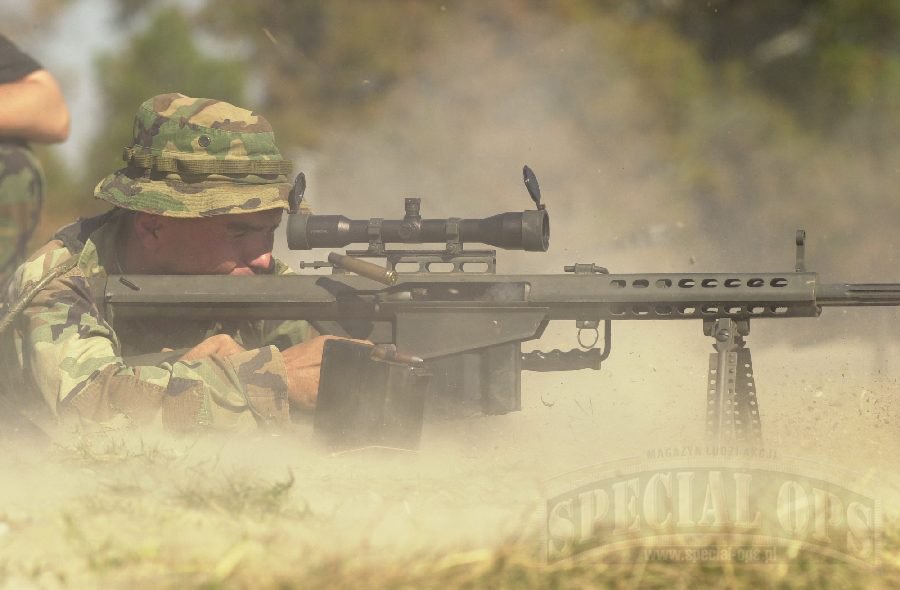 Żołnierz amerykańskiej piechoty morskiej z M82A1A .50 Caliber SASR (Special Application Scoped Rifle) z kombinacją wczesnego wspornika montażowego z nieco wydłużoną w tył szyną Mil-Std 1913 dla bliższego osadzenia celownika optycznego firmy Swarovski.