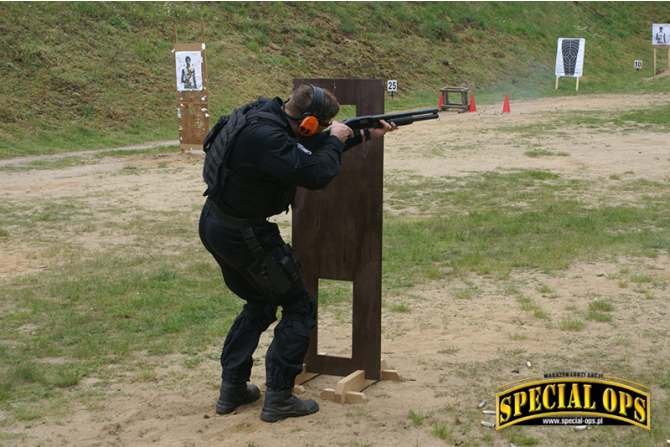 &nbsp;Zawodnik korzystający ze strzelby gładkolufowej Mossberg M500ATP