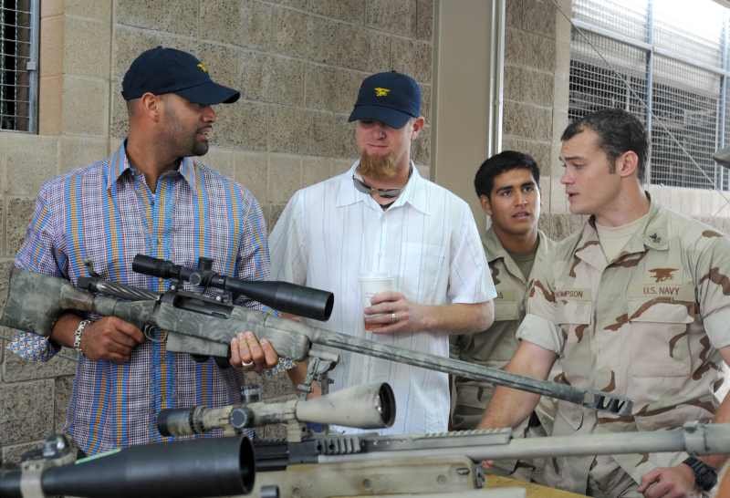 US Navy Special Warfare Operator 1st Class Thompson (z prawej) objaśnia przeznaczenie wkbw Mk 15 Mod 0 gwiazdom ligi bejsbolowej Albertowi Pujols i Ryanowi Franklinowi (St. Louis Cardinals) podczas ich wizyty w bazie Navy SEALs w San Diego, w 2009 r.