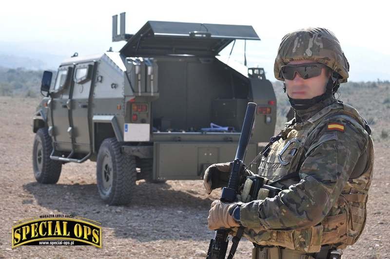 Trening movilidad tactica na pojazdach terenowych Uro VAMTAC S5, zastępowanych przez nowe pojazdy  Toyoty Fox i podobny wariant VAMTAC OE (Operaciones Especiales), skonfigurowane pod kątem oczekiwań sił specjalnych (fot. 2)