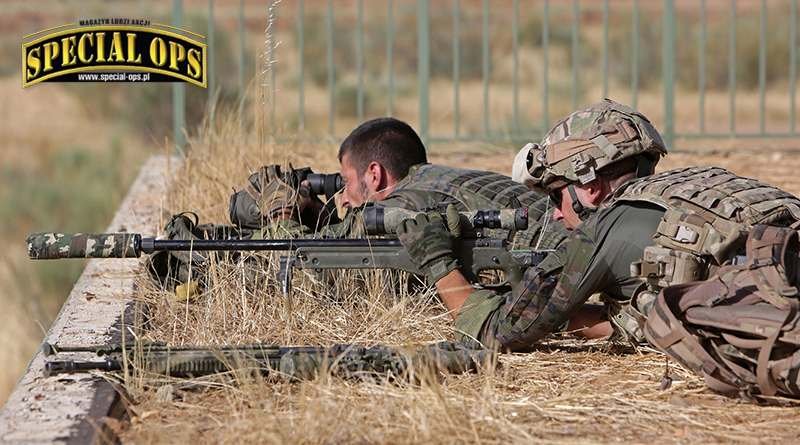Para snajperska z karabinem powtarzalnym brytyjskiej firmy Accuracy International - podstawową bronią wyborową w MOE.