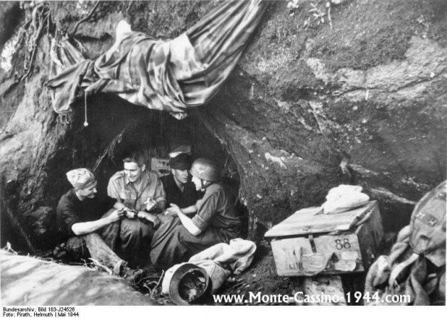 Niemieccy spadochroniarze korzystający z ciszy na froncie. Fot. http://www.monte-cassino-1944.com/a/88_Fallschirmj%C3%A4ger_Photos_3.html