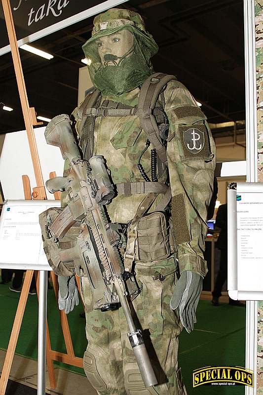 Typowy strój żołnierza JWK do działań w terenie zalesionym („zielonej taktyki”).