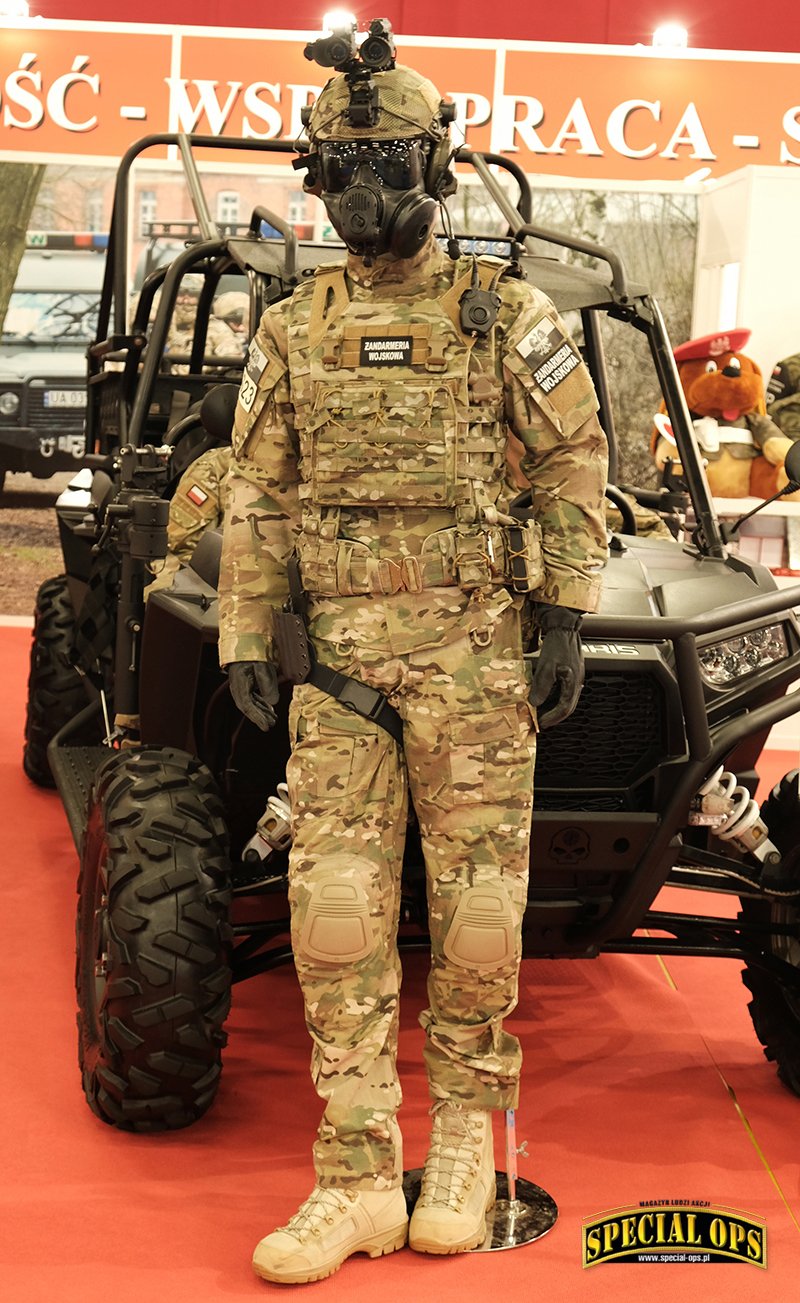 Operator WDS OS ŻW z Warszawy (w tle UTV Polaris XP4
RZR 1000); fot. Agnieszka Szwed